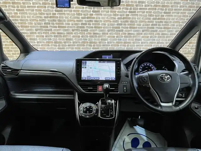 トヨタ エスクァイア Gi 岩手県 2016(平28)年 3.3万km シルバーM ワンオーナー/４WD/寒冷地仕様/後席モニター/両側パワースライドドア/トヨタセーフティセンスC/プリクラッシュセーフティ/レーンディパーチャーアラート/オートマチックハイビーム/先行車発進告知/クルーズコントロール/横滑り防止装置/アイドリングストップ/MTモード付AT/純正１０インチナビ/フルセグTV/TVキャンセラー/バックカメラ/ETC/ドライブレコーダー/合成皮革シート/前席シートヒーター/リアオートエアコン/リアサンシェード/エンジンスターター/LEDヘッドランプ/フォグランプ/純正１５インチアルミホイール