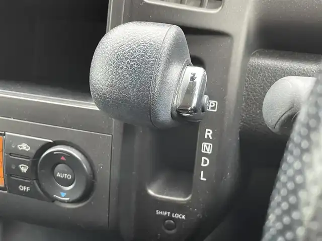 日産 セレナ ライダーS 静岡県 2006(平18)年 11万km ホワイトパール 純正ナビ　/後席モニター　/・ＴＶ　/・ＤＶＤ再生　/・ＣＤ再生　/両側スライドドア　/リモコンキー　/ＥＴＣ　/純正フロアマット　/純正アルミホイール　/電動格納ミラー　/取扱説明書　/保証書