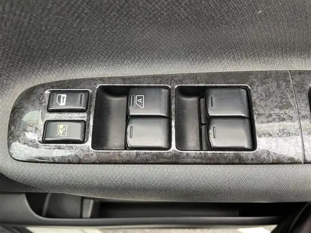 日産 セレナ ライダーS 静岡県 2006(平18)年 11万km ホワイトパール 純正ナビ　/後席モニター　/・ＴＶ　/・ＤＶＤ再生　/・ＣＤ再生　/両側スライドドア　/リモコンキー　/ＥＴＣ　/純正フロアマット　/純正アルミホイール　/電動格納ミラー　/取扱説明書　/保証書