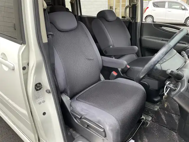 日産 セレナ ライダーS 静岡県 2006(平18)年 11万km ホワイトパール 純正ナビ　/後席モニター　/・ＴＶ　/・ＤＶＤ再生　/・ＣＤ再生　/両側スライドドア　/リモコンキー　/ＥＴＣ　/純正フロアマット　/純正アルミホイール　/電動格納ミラー　/取扱説明書　/保証書