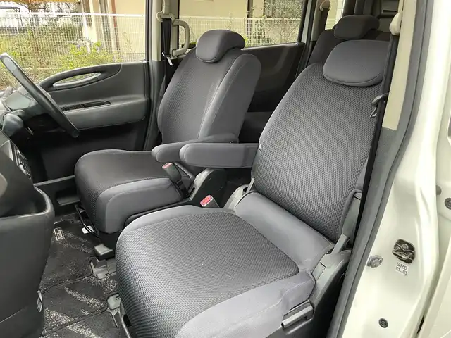 日産 セレナ ライダーS 静岡県 2006(平18)年 11万km ホワイトパール 純正ナビ　/後席モニター　/・ＴＶ　/・ＤＶＤ再生　/・ＣＤ再生　/両側スライドドア　/リモコンキー　/ＥＴＣ　/純正フロアマット　/純正アルミホイール　/電動格納ミラー　/取扱説明書　/保証書