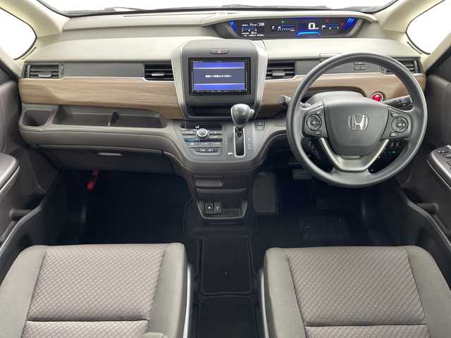 ホンダ フリード G ホンダセンシング 大阪府 2020(令2)年 5.2万km クリスタルブラックパール ホンダセンシング/　・衝突軽減ブレーキ/　・誤発進抑制機能/　・後方誤発進抑制機能/　・路外逸脱抑制機能/　・アダプティブ・クルーズ・コントロール/　・車線維持支援システム/　・先行車発進お知らせ機能/　・標識認識機能/社外ナビ/　（Bluetooth/CD）/フルセグTV/バックカメラ/両側パワースライドドア/シートヒーター/オートライト/純正フロアマット/スマートキー/ETC