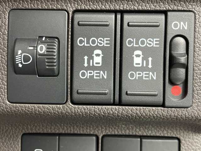 ホンダ フリード G ホンダセンシング 大阪府 2020(令2)年 5.2万km クリスタルブラックパール ホンダセンシング/　・衝突軽減ブレーキ/　・誤発進抑制機能/　・後方誤発進抑制機能/　・路外逸脱抑制機能/　・アダプティブ・クルーズ・コントロール/　・車線維持支援システム/　・先行車発進お知らせ機能/　・標識認識機能/社外ナビ/　（Bluetooth/CD）/フルセグTV/バックカメラ/両側パワースライドドア/シートヒーター/オートライト/純正フロアマット/スマートキー/ETC