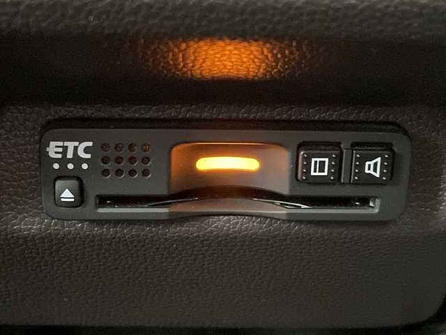 ホンダ フリード G ホンダセンシング 大阪府 2020(令2)年 5.2万km クリスタルブラックパール ホンダセンシング/　・衝突軽減ブレーキ/　・誤発進抑制機能/　・後方誤発進抑制機能/　・路外逸脱抑制機能/　・アダプティブ・クルーズ・コントロール/　・車線維持支援システム/　・先行車発進お知らせ機能/　・標識認識機能/社外ナビ/　（Bluetooth/CD）/フルセグTV/バックカメラ/両側パワースライドドア/シートヒーター/オートライト/純正フロアマット/スマートキー/ETC