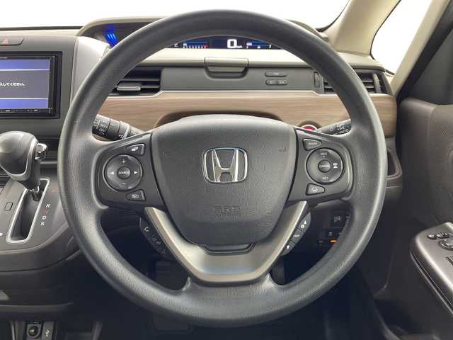 ホンダ フリード G ホンダセンシング 大阪府 2020(令2)年 5.2万km クリスタルブラックパール ホンダセンシング/　・衝突軽減ブレーキ/　・誤発進抑制機能/　・後方誤発進抑制機能/　・路外逸脱抑制機能/　・アダプティブ・クルーズ・コントロール/　・車線維持支援システム/　・先行車発進お知らせ機能/　・標識認識機能/社外ナビ/　（Bluetooth/CD）/フルセグTV/バックカメラ/両側パワースライドドア/シートヒーター/オートライト/純正フロアマット/スマートキー/ETC