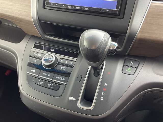 ホンダ フリード G ホンダセンシング 大阪府 2020(令2)年 5.2万km クリスタルブラックパール ホンダセンシング/　・衝突軽減ブレーキ/　・誤発進抑制機能/　・後方誤発進抑制機能/　・路外逸脱抑制機能/　・アダプティブ・クルーズ・コントロール/　・車線維持支援システム/　・先行車発進お知らせ機能/　・標識認識機能/社外ナビ/　（Bluetooth/CD）/フルセグTV/バックカメラ/両側パワースライドドア/シートヒーター/オートライト/純正フロアマット/スマートキー/ETC