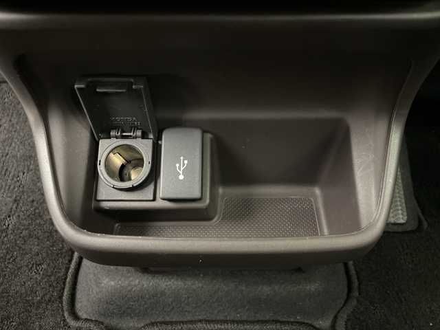 ホンダ フリード G ホンダセンシング 大阪府 2020(令2)年 5.2万km クリスタルブラックパール ホンダセンシング/　・衝突軽減ブレーキ/　・誤発進抑制機能/　・後方誤発進抑制機能/　・路外逸脱抑制機能/　・アダプティブ・クルーズ・コントロール/　・車線維持支援システム/　・先行車発進お知らせ機能/　・標識認識機能/社外ナビ/　（Bluetooth/CD）/フルセグTV/バックカメラ/両側パワースライドドア/シートヒーター/オートライト/純正フロアマット/スマートキー/ETC