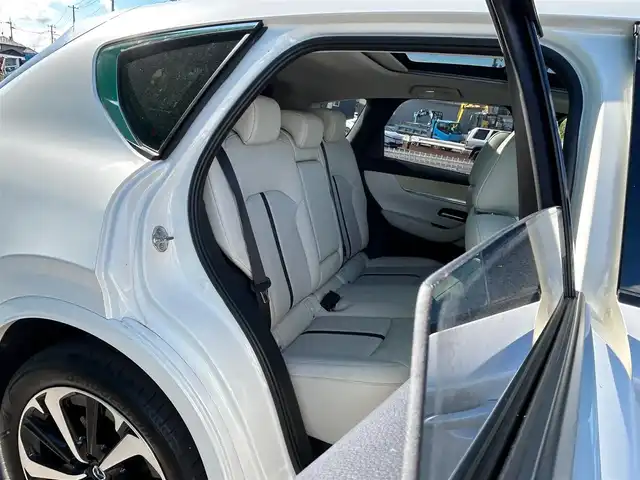 マツダ ＣＸ－６０ XD HV プレミアムモダン 宮城県 2023(令5)年 3.4万km ロジウムホワイトプレミアムメタリック 4WD/パノラマサンルーフ/スマートブレーキサポート/誤発進抑制制御/車線逸脱警報システム/降車支援機能付ブラインドスポットモニタリング/レーンキープアシストシステム/緊急時車線維持支援システム/接近車両検知（前側方/後側方）/ドライバー異常時対応システム/レーダークルーズコントロール/クルージングトラフィックサポート/BOSEサウンドシステム/360度ビューモニター/ヘッドアップディスプレイ/純正ナビ/・Bluetooth/・フルセグTV/・AppleCarPlay/AndroidAuto/・HDMI/ビルトインETC/ドライブレコーダー/ワイヤレス充電/AC100V/1500W電源/ハンズフリーパワーバックドア/レザーシート/シートヒーター/ベンチレーション/パワーシート（運転席メモリー機能付）/革巻きステアリング/パドルシフト/電動パーキングブレーキ/ブレーキホールド/アダプティブLEDヘッドランプ/オートライト/スマートキー＆プッシュスタート/電動格納ミラー/純正20インチAW/フロアマット/ドアバイザー