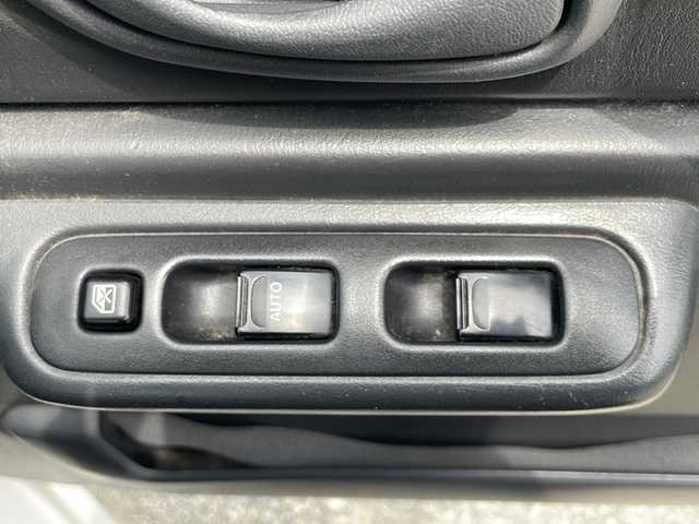 スズキ ジムニー XC 埼玉県 2003(平15)年 13.6万km スペリアホワイト ４ＷＤ/ターボ/スズキスポーツマフラー/ヒーテッドドアミラー/社外ＭＯＭＯステアリング/社外１６inアルミホイール/ルーフレール/電動格納ミラー/ＡＢＳ/ドアバイザー/フロアマット/新車保証書/取扱説明書