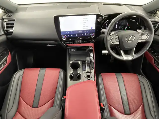 レクサス ＮＸ 350h Fスポーツ 大阪府 2022(令4)年 1.8万km ホワイトノーヴァガラスフレーク Lexus Safety System +/・プリクラッシュセーフティ/・レーントレーシングアシスト/・プロアクティブドライビングアシスト/・ロードサインアシスト/・レーダークルーズコントロール/・アダプティブハイビームシステム/純正ナビ付ディスプレイオーディオ/(フルセグTV/BT/USB/Miracast/AM/FM)/赤黒レザーシート/前席シートヒーター/前席エアシート/全席パワーシート/アラウンドビューモニター/LEDヘッドライト/フォグランプ/ビルトインETC2.0/社外前後ドライブレコーダー/ブラインドスポットモニター/クリアランスソナー/電動リアゲート/本革ステアリング/ステアリングヒーター/電動パーキング/ホールド/純正ドアバイザー/純正フロアマット/AC100Vコンセント/スペアキー/カードキー/純正黒AW20インチ