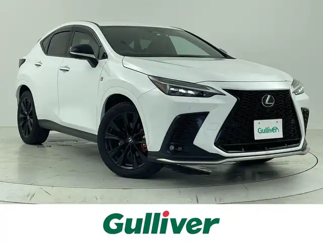 レクサス ＮＸ 350h Fスポーツ 大阪府 2022(令4)年 1.8万km ホワイトノーヴァガラスフレーク Lexus Safety System +/・プリクラッシュセーフティ/・レーントレーシングアシスト/・プロアクティブドライビングアシスト/・ロードサインアシスト/・レーダークルーズコントロール/・アダプティブハイビームシステム/純正ナビ付ディスプレイオーディオ/(フルセグTV/BT/USB/Miracast/AM/FM)/赤黒レザーシート/前席シートヒーター/前席エアシート/全席パワーシート/アラウンドビューモニター/LEDヘッドライト/フォグランプ/ビルトインETC2.0/社外前後ドライブレコーダー/ブラインドスポットモニター/クリアランスソナー/電動リアゲート/本革ステアリング/ステアリングヒーター/電動パーキング/ホールド/純正ドアバイザー/純正フロアマット/AC100Vコンセント/スペアキー/カードキー/純正黒AW20インチ