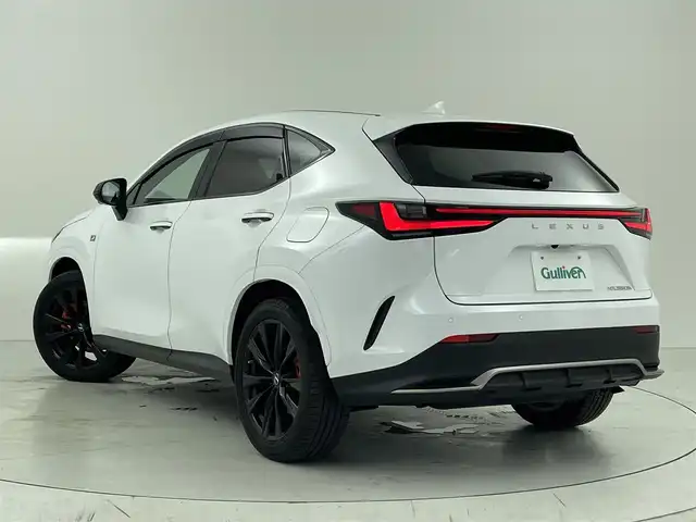 レクサス ＮＸ 350h Fスポーツ 大阪府 2022(令4)年 1.8万km ホワイトノーヴァガラスフレーク Lexus Safety System +/・プリクラッシュセーフティ/・レーントレーシングアシスト/・プロアクティブドライビングアシスト/・ロードサインアシスト/・レーダークルーズコントロール/・アダプティブハイビームシステム/純正ナビ付ディスプレイオーディオ/(フルセグTV/BT/USB/Miracast/AM/FM)/赤黒レザーシート/前席シートヒーター/前席エアシート/全席パワーシート/アラウンドビューモニター/LEDヘッドライト/フォグランプ/ビルトインETC2.0/社外前後ドライブレコーダー/ブラインドスポットモニター/クリアランスソナー/電動リアゲート/本革ステアリング/ステアリングヒーター/電動パーキング/ホールド/純正ドアバイザー/純正フロアマット/AC100Vコンセント/スペアキー/カードキー/純正黒AW20インチ
