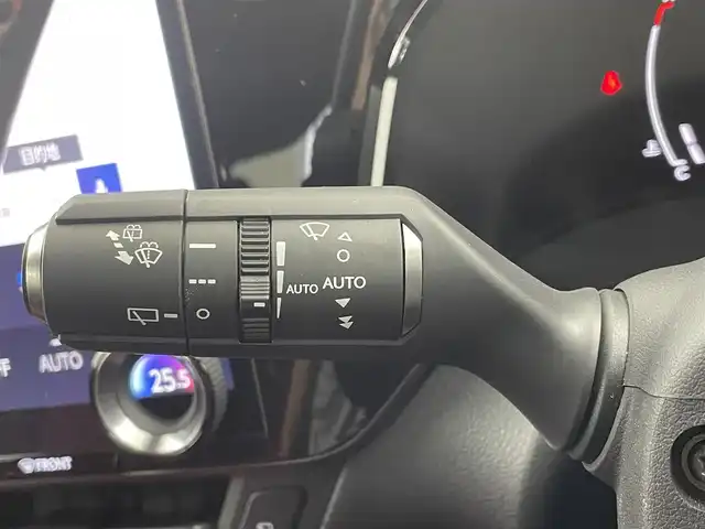 レクサス ＮＸ 350h Fスポーツ 大阪府 2022(令4)年 1.8万km ホワイトノーヴァガラスフレーク Lexus Safety System +/・プリクラッシュセーフティ/・レーントレーシングアシスト/・プロアクティブドライビングアシスト/・ロードサインアシスト/・レーダークルーズコントロール/・アダプティブハイビームシステム/純正ナビ付ディスプレイオーディオ/(フルセグTV/BT/USB/Miracast/AM/FM)/赤黒レザーシート/前席シートヒーター/前席エアシート/全席パワーシート/アラウンドビューモニター/LEDヘッドライト/フォグランプ/ビルトインETC2.0/社外前後ドライブレコーダー/ブラインドスポットモニター/クリアランスソナー/電動リアゲート/本革ステアリング/ステアリングヒーター/電動パーキング/ホールド/純正ドアバイザー/純正フロアマット/AC100Vコンセント/スペアキー/カードキー/純正黒AW20インチ
