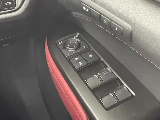 レクサス ＮＸ 350h Fスポーツ 大阪府 2022(令4)年 1.8万km ホワイトノーヴァガラスフレーク Lexus Safety System +/・プリクラッシュセーフティ/・レーントレーシングアシスト/・プロアクティブドライビングアシスト/・ロードサインアシスト/・レーダークルーズコントロール/・アダプティブハイビームシステム/純正ナビ付ディスプレイオーディオ/(フルセグTV/BT/USB/Miracast/AM/FM)/赤黒レザーシート/前席シートヒーター/前席エアシート/全席パワーシート/アラウンドビューモニター/LEDヘッドライト/フォグランプ/ビルトインETC2.0/社外前後ドライブレコーダー/ブラインドスポットモニター/クリアランスソナー/電動リアゲート/本革ステアリング/ステアリングヒーター/電動パーキング/ホールド/純正ドアバイザー/純正フロアマット/AC100Vコンセント/スペアキー/カードキー/純正黒AW20インチ