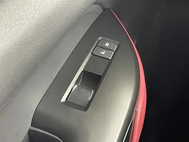 レクサス ＮＸ 350h Fスポーツ 大阪府 2022(令4)年 1.8万km ホワイトノーヴァガラスフレーク Lexus Safety System +/・プリクラッシュセーフティ/・レーントレーシングアシスト/・プロアクティブドライビングアシスト/・ロードサインアシスト/・レーダークルーズコントロール/・アダプティブハイビームシステム/純正ナビ付ディスプレイオーディオ/(フルセグTV/BT/USB/Miracast/AM/FM)/赤黒レザーシート/前席シートヒーター/前席エアシート/全席パワーシート/アラウンドビューモニター/LEDヘッドライト/フォグランプ/ビルトインETC2.0/社外前後ドライブレコーダー/ブラインドスポットモニター/クリアランスソナー/電動リアゲート/本革ステアリング/ステアリングヒーター/電動パーキング/ホールド/純正ドアバイザー/純正フロアマット/AC100Vコンセント/スペアキー/カードキー/純正黒AW20インチ