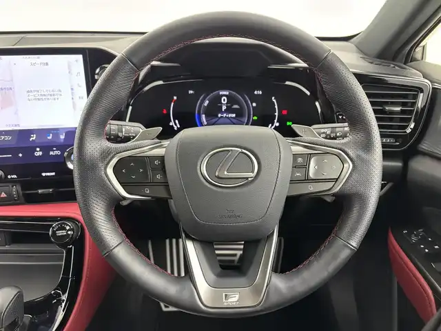 レクサス ＮＸ 350h Fスポーツ 大阪府 2022(令4)年 1.8万km ホワイトノーヴァガラスフレーク Lexus Safety System +/・プリクラッシュセーフティ/・レーントレーシングアシスト/・プロアクティブドライビングアシスト/・ロードサインアシスト/・レーダークルーズコントロール/・アダプティブハイビームシステム/純正ナビ付ディスプレイオーディオ/(フルセグTV/BT/USB/Miracast/AM/FM)/赤黒レザーシート/前席シートヒーター/前席エアシート/全席パワーシート/アラウンドビューモニター/LEDヘッドライト/フォグランプ/ビルトインETC2.0/社外前後ドライブレコーダー/ブラインドスポットモニター/クリアランスソナー/電動リアゲート/本革ステアリング/ステアリングヒーター/電動パーキング/ホールド/純正ドアバイザー/純正フロアマット/AC100Vコンセント/スペアキー/カードキー/純正黒AW20インチ