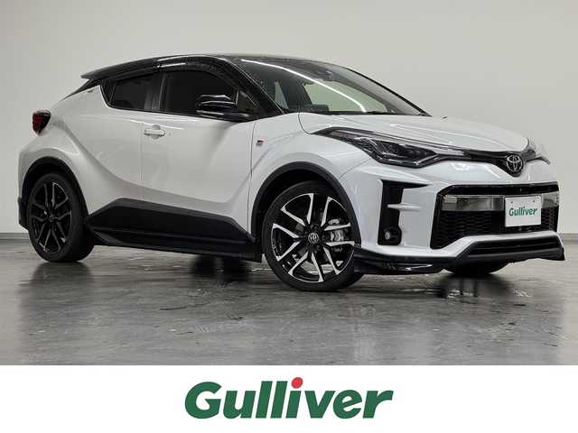 トヨタ Ｃ－ＨＲ S GRスポーツ 三重県 2022(令4)年 3.8万km パールⅡ ハイブリッド/FF/フロアCVT/純正8型ディスプレイオーディオ＋ナビ/（AM/FM/USB/iPod/Bluetooth/Miracast/CarPlay/AndroidAuto）/【OP】パノラミックビューモニター/ドライブレコーダー 前後/ビルトイン ETC/1オーナー車/Toyota Safety Sense/●プリクラッシュセーフティ［PCS］/●レーントレーシングアシスト［LTA］/●オートハイビーム［AHB］/●レーダークルコン（全車速追従機能付）/●ロードサインアシスト［RSA］/・先行車発進告知機能［TMN］/・【OP】ブラインドスポットモニター［BSM］/・パーキングサポートブレーキ（クリアランスソナー）（前後静止物）/装備/ハーフレザーシート/・シートヒーター（D/N）/・左右独立オートエアコン/・オートライト/・LEDヘッドランプ＆Fフォグランプ/・電子パーキングブレーキ/・ステアリングスイッチ/・保/取/マルチ取/ナビ取/純正19inAW（切削光輝＋ブラック塗装）/GR専用チューニングサスペンション（F:マクファーソン式ストラット/R:ダブルウィッシュボーン）/車両剛性UPパーツ/専用ブレーキキャリパー・スタビライザー/…GR SPORT専用/特別装備/など