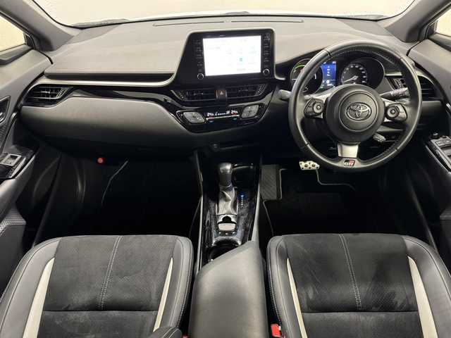 トヨタ Ｃ－ＨＲ S GRスポーツ 三重県 2022(令4)年 3.8万km パールⅡ ハイブリッド/FF/フロアCVT/純正8型ディスプレイオーディオ＋ナビ/（AM/FM/USB/iPod/Bluetooth/Miracast/CarPlay/AndroidAuto）/【OP】パノラミックビューモニター/ドライブレコーダー 前後/ビルトイン ETC/1オーナー車/Toyota Safety Sense/●プリクラッシュセーフティ［PCS］/●レーントレーシングアシスト［LTA］/●オートハイビーム［AHB］/●レーダークルコン（全車速追従機能付）/●ロードサインアシスト［RSA］/・先行車発進告知機能［TMN］/・【OP】ブラインドスポットモニター［BSM］/・パーキングサポートブレーキ（クリアランスソナー）（前後静止物）/装備/ハーフレザーシート/・シートヒーター（D/N）/・左右独立オートエアコン/・オートライト/・LEDヘッドランプ＆Fフォグランプ/・電子パーキングブレーキ/・ステアリングスイッチ/・保/取/マルチ取/ナビ取/純正19inAW（切削光輝＋ブラック塗装）/GR専用チューニングサスペンション（F:マクファーソン式ストラット/R:ダブルウィッシュボーン）/車両剛性UPパーツ/専用ブレーキキャリパー・スタビライザー/…GR SPORT専用/特別装備/など