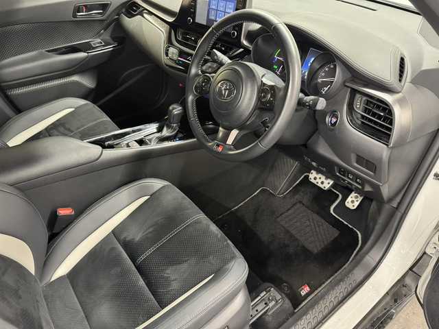 トヨタ Ｃ－ＨＲ S GRスポーツ 三重県 2022(令4)年 3.8万km パールⅡ ハイブリッド/FF/フロアCVT/純正8型ディスプレイオーディオ＋ナビ/（AM/FM/USB/iPod/Bluetooth/Miracast/CarPlay/AndroidAuto）/【OP】パノラミックビューモニター/ドライブレコーダー 前後/ビルトイン ETC/1オーナー車/Toyota Safety Sense/●プリクラッシュセーフティ［PCS］/●レーントレーシングアシスト［LTA］/●オートハイビーム［AHB］/●レーダークルコン（全車速追従機能付）/●ロードサインアシスト［RSA］/・先行車発進告知機能［TMN］/・【OP】ブラインドスポットモニター［BSM］/・パーキングサポートブレーキ（クリアランスソナー）（前後静止物）/装備/ハーフレザーシート/・シートヒーター（D/N）/・左右独立オートエアコン/・オートライト/・LEDヘッドランプ＆Fフォグランプ/・電子パーキングブレーキ/・ステアリングスイッチ/・保/取/マルチ取/ナビ取/純正19inAW（切削光輝＋ブラック塗装）/GR専用チューニングサスペンション（F:マクファーソン式ストラット/R:ダブルウィッシュボーン）/車両剛性UPパーツ/専用ブレーキキャリパー・スタビライザー/…GR SPORT専用/特別装備/など