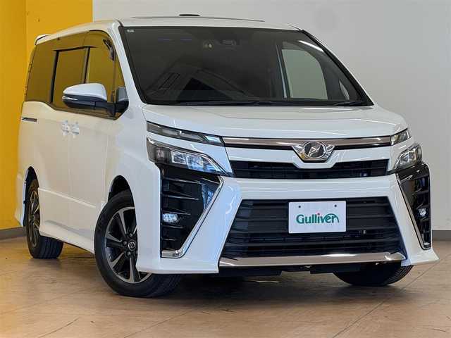 トヨタ ヴォクシー ZS 群馬県 2018(平30)年 8万km ホワイトパールクリスタルシャイン トヨタセーフティセンス/・プリクラッシュセーフティ/・レーンディパーチャーアラート/・オートマチックハイビーム/純正9インチSDナビ/　　フルセグ/　　BT/FM・AM/CD/DVD/クルーズコントロール/先行車発進告知機能/スマートストップ/アルパインフリップダウンモニター/ツインサンルーフ/ビルトインETC/バックカメラ/LEDヘッドライト/フォグランプ/オートライト/革巻きステアリング/ステアリングスイッチ/プッシュスタート/スマートキー/純正16インチAW/電格ウィンカーミラー/横滑り防止機能