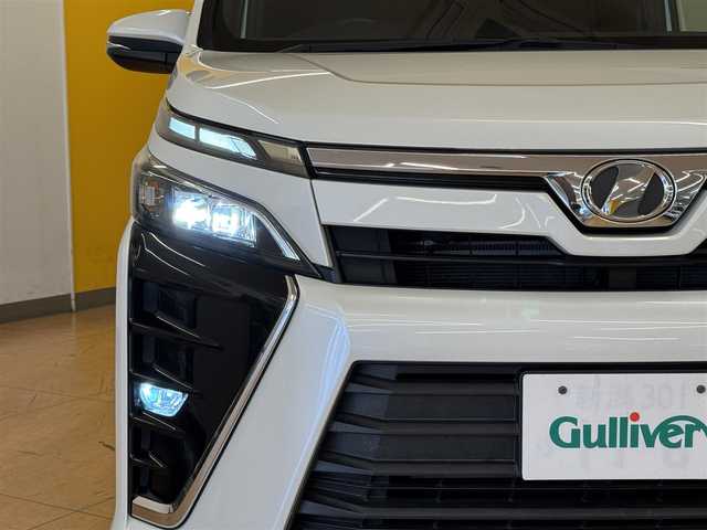 トヨタ ヴォクシー ZS 群馬県 2018(平30)年 8万km ホワイトパールクリスタルシャイン トヨタセーフティセンス/・プリクラッシュセーフティ/・レーンディパーチャーアラート/・オートマチックハイビーム/純正9インチSDナビ/　　フルセグ/　　BT/FM・AM/CD/DVD/クルーズコントロール/先行車発進告知機能/スマートストップ/アルパインフリップダウンモニター/ツインサンルーフ/ビルトインETC/バックカメラ/LEDヘッドライト/フォグランプ/オートライト/革巻きステアリング/ステアリングスイッチ/プッシュスタート/スマートキー/純正16インチAW/電格ウィンカーミラー/横滑り防止機能