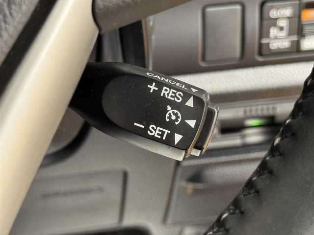 トヨタ ヴォクシー ZS 群馬県 2018(平30)年 8万km ホワイトパールクリスタルシャイン トヨタセーフティセンス/・プリクラッシュセーフティ/・レーンディパーチャーアラート/・オートマチックハイビーム/純正9インチSDナビ/　　フルセグ/　　BT/FM・AM/CD/DVD/クルーズコントロール/先行車発進告知機能/スマートストップ/アルパインフリップダウンモニター/ツインサンルーフ/ビルトインETC/バックカメラ/LEDヘッドライト/フォグランプ/オートライト/革巻きステアリング/ステアリングスイッチ/プッシュスタート/スマートキー/純正16インチAW/電格ウィンカーミラー/横滑り防止機能