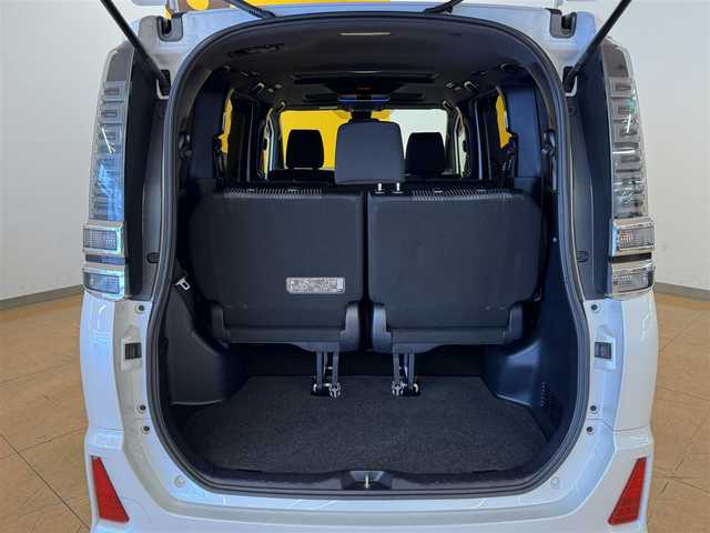 トヨタ ヴォクシー ZS 群馬県 2018(平30)年 8万km ホワイトパールクリスタルシャイン トヨタセーフティセンス/・プリクラッシュセーフティ/・レーンディパーチャーアラート/・オートマチックハイビーム/純正9インチSDナビ/　　フルセグ/　　BT/FM・AM/CD/DVD/クルーズコントロール/先行車発進告知機能/スマートストップ/アルパインフリップダウンモニター/ツインサンルーフ/ビルトインETC/バックカメラ/LEDヘッドライト/フォグランプ/オートライト/革巻きステアリング/ステアリングスイッチ/プッシュスタート/スマートキー/純正16インチAW/電格ウィンカーミラー/横滑り防止機能