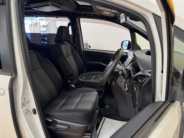 トヨタ ヴォクシー ZS 群馬県 2018(平30)年 8万km ホワイトパールクリスタルシャイン トヨタセーフティセンス/・プリクラッシュセーフティ/・レーンディパーチャーアラート/・オートマチックハイビーム/純正9インチSDナビ/　　フルセグ/　　BT/FM・AM/CD/DVD/クルーズコントロール/先行車発進告知機能/スマートストップ/アルパインフリップダウンモニター/ツインサンルーフ/ビルトインETC/バックカメラ/LEDヘッドライト/フォグランプ/オートライト/革巻きステアリング/ステアリングスイッチ/プッシュスタート/スマートキー/純正16インチAW/電格ウィンカーミラー/横滑り防止機能