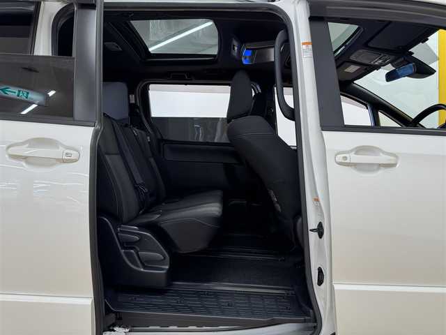 トヨタ ヴォクシー ZS 群馬県 2018(平30)年 8万km ホワイトパールクリスタルシャイン トヨタセーフティセンス/・プリクラッシュセーフティ/・レーンディパーチャーアラート/・オートマチックハイビーム/純正9インチSDナビ/　　フルセグ/　　BT/FM・AM/CD/DVD/クルーズコントロール/先行車発進告知機能/スマートストップ/アルパインフリップダウンモニター/ツインサンルーフ/ビルトインETC/バックカメラ/LEDヘッドライト/フォグランプ/オートライト/革巻きステアリング/ステアリングスイッチ/プッシュスタート/スマートキー/純正16インチAW/電格ウィンカーミラー/横滑り防止機能