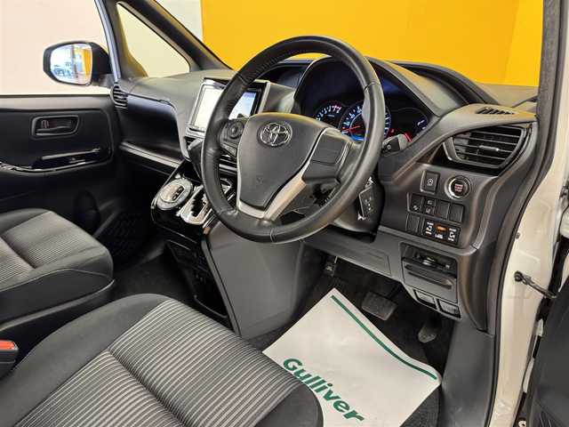トヨタ ヴォクシー ZS 群馬県 2018(平30)年 8万km ホワイトパールクリスタルシャイン トヨタセーフティセンス/・プリクラッシュセーフティ/・レーンディパーチャーアラート/・オートマチックハイビーム/純正9インチSDナビ/　　フルセグ/　　BT/FM・AM/CD/DVD/クルーズコントロール/先行車発進告知機能/スマートストップ/アルパインフリップダウンモニター/ツインサンルーフ/ビルトインETC/バックカメラ/LEDヘッドライト/フォグランプ/オートライト/革巻きステアリング/ステアリングスイッチ/プッシュスタート/スマートキー/純正16インチAW/電格ウィンカーミラー/横滑り防止機能