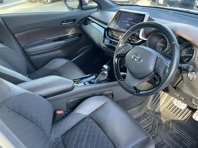 トヨタ Ｃ－ＨＲ G 長野県 2018(平30)年 7.7万km ブラック 純正SDナビ(AM/FM/BT/DVD/CD/TV)/バックカメラ/純正AW/クルーズコントロール(追従あり)/ETC/純正ドアバイザー/ハーフレザーシート/LEDヘッドライト/ABS/横滑り防止装置/衝突軽減システム/オートライト/オートハイビーム/BSM/フォグランプ/取説/保証書/記録簿