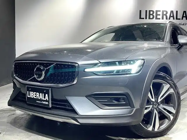 ボルボ Ｖ６０ クロスカントリー T5 AWD プロ 道央・札幌 2019(令1)年 2.6万km オスミウムグレーM パノラミックスライディングルーフ/harman/Kardonプレミアムサウンド・オーディオシステム/ファインナッパレザー/純正１９インチAW/電動ランバーサポート（前席）/シートヒーター（前席・後席）/シートエアコン（前席）/ステアリングヒーター/歩行者・サイクリスト・大型動物検知機能（夜間含む）/インターセクション・サポート/（右折時対向車検知機能）/対向車対応機能/ステアリング・サポート（衝突回避支援機能）/パーク・アシスト・パイロット（縦列・並列駐車支援機能）/360度ビューカメラ/被追突時警告機能（静止時ブレーキ維持機能付）/BLIS（ブラインドスポット・インフォメーション・システム）/衝突回避・被害軽減ブレーキ機能付/全車速追従機能付ACC/レーン・チェンジ・マージ・エイド/パワーテールゲート/LEDヘッドライト/オートライト/ETC/・保証書、取扱説明書（有）/・スペアキー×１