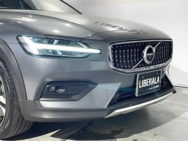 ボルボ Ｖ６０ クロスカントリー T5 AWD プロ 道央・札幌 2019(令1)年 2.6万km オスミウムグレーM パノラミックスライディングルーフ/harman/Kardonプレミアムサウンド・オーディオシステム/ファインナッパレザー/純正１９インチAW/電動ランバーサポート（前席）/シートヒーター（前席・後席）/シートエアコン（前席）/ステアリングヒーター/歩行者・サイクリスト・大型動物検知機能（夜間含む）/インターセクション・サポート/（右折時対向車検知機能）/対向車対応機能/ステアリング・サポート（衝突回避支援機能）/パーク・アシスト・パイロット（縦列・並列駐車支援機能）/360度ビューカメラ/被追突時警告機能（静止時ブレーキ維持機能付）/BLIS（ブラインドスポット・インフォメーション・システム）/衝突回避・被害軽減ブレーキ機能付/全車速追従機能付ACC/レーン・チェンジ・マージ・エイド/パワーテールゲート/LEDヘッドライト/オートライト/ETC/・保証書、取扱説明書（有）/・スペアキー×１