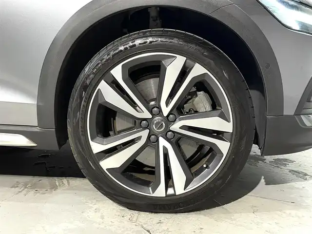 ボルボ Ｖ６０ クロスカントリー T5 AWD プロ 道央・札幌 2019(令1)年 2.6万km オスミウムグレーM パノラミックスライディングルーフ/harman/Kardonプレミアムサウンド・オーディオシステム/ファインナッパレザー/純正１９インチAW/電動ランバーサポート（前席）/シートヒーター（前席・後席）/シートエアコン（前席）/ステアリングヒーター/歩行者・サイクリスト・大型動物検知機能（夜間含む）/インターセクション・サポート/（右折時対向車検知機能）/対向車対応機能/ステアリング・サポート（衝突回避支援機能）/パーク・アシスト・パイロット（縦列・並列駐車支援機能）/360度ビューカメラ/被追突時警告機能（静止時ブレーキ維持機能付）/BLIS（ブラインドスポット・インフォメーション・システム）/衝突回避・被害軽減ブレーキ機能付/全車速追従機能付ACC/レーン・チェンジ・マージ・エイド/パワーテールゲート/LEDヘッドライト/オートライト/ETC/・保証書、取扱説明書（有）/・スペアキー×１