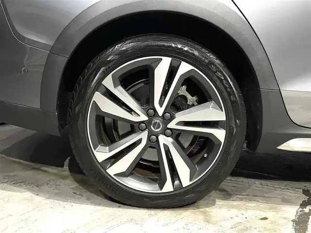 ボルボ Ｖ６０ クロスカントリー T5 AWD プロ 道央・札幌 2019(令1)年 2.6万km オスミウムグレーM パノラミックスライディングルーフ/harman/Kardonプレミアムサウンド・オーディオシステム/ファインナッパレザー/純正１９インチAW/電動ランバーサポート（前席）/シートヒーター（前席・後席）/シートエアコン（前席）/ステアリングヒーター/歩行者・サイクリスト・大型動物検知機能（夜間含む）/インターセクション・サポート/（右折時対向車検知機能）/対向車対応機能/ステアリング・サポート（衝突回避支援機能）/パーク・アシスト・パイロット（縦列・並列駐車支援機能）/360度ビューカメラ/被追突時警告機能（静止時ブレーキ維持機能付）/BLIS（ブラインドスポット・インフォメーション・システム）/衝突回避・被害軽減ブレーキ機能付/全車速追従機能付ACC/レーン・チェンジ・マージ・エイド/パワーテールゲート/LEDヘッドライト/オートライト/ETC/・保証書、取扱説明書（有）/・スペアキー×１