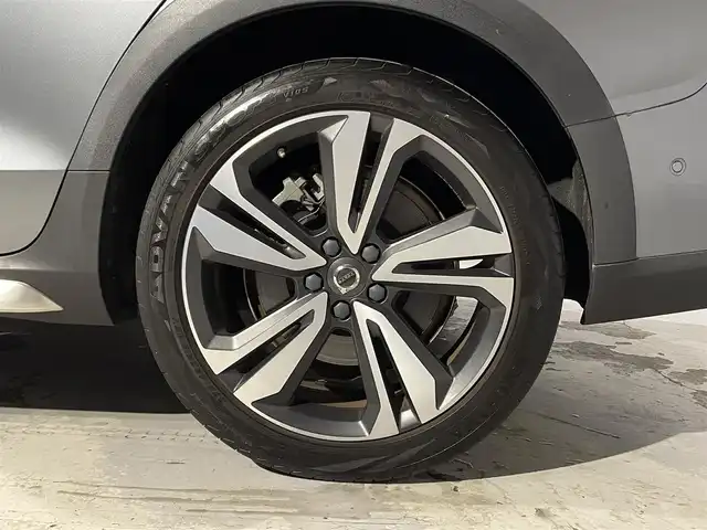 ボルボ Ｖ６０ クロスカントリー T5 AWD プロ 道央・札幌 2019(令1)年 2.6万km オスミウムグレーM パノラミックスライディングルーフ/harman/Kardonプレミアムサウンド・オーディオシステム/ファインナッパレザー/純正１９インチAW/電動ランバーサポート（前席）/シートヒーター（前席・後席）/シートエアコン（前席）/ステアリングヒーター/歩行者・サイクリスト・大型動物検知機能（夜間含む）/インターセクション・サポート/（右折時対向車検知機能）/対向車対応機能/ステアリング・サポート（衝突回避支援機能）/パーク・アシスト・パイロット（縦列・並列駐車支援機能）/360度ビューカメラ/被追突時警告機能（静止時ブレーキ維持機能付）/BLIS（ブラインドスポット・インフォメーション・システム）/衝突回避・被害軽減ブレーキ機能付/全車速追従機能付ACC/レーン・チェンジ・マージ・エイド/パワーテールゲート/LEDヘッドライト/オートライト/ETC/・保証書、取扱説明書（有）/・スペアキー×１