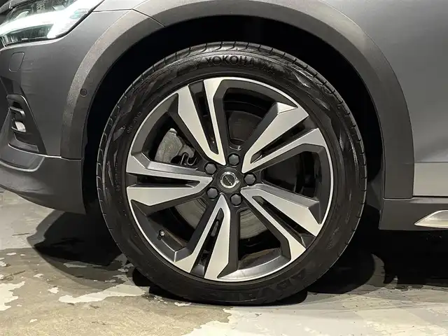 ボルボ Ｖ６０ クロスカントリー T5 AWD プロ 道央・札幌 2019(令1)年 2.6万km オスミウムグレーM パノラミックスライディングルーフ/harman/Kardonプレミアムサウンド・オーディオシステム/ファインナッパレザー/純正１９インチAW/電動ランバーサポート（前席）/シートヒーター（前席・後席）/シートエアコン（前席）/ステアリングヒーター/歩行者・サイクリスト・大型動物検知機能（夜間含む）/インターセクション・サポート/（右折時対向車検知機能）/対向車対応機能/ステアリング・サポート（衝突回避支援機能）/パーク・アシスト・パイロット（縦列・並列駐車支援機能）/360度ビューカメラ/被追突時警告機能（静止時ブレーキ維持機能付）/BLIS（ブラインドスポット・インフォメーション・システム）/衝突回避・被害軽減ブレーキ機能付/全車速追従機能付ACC/レーン・チェンジ・マージ・エイド/パワーテールゲート/LEDヘッドライト/オートライト/ETC/・保証書、取扱説明書（有）/・スペアキー×１