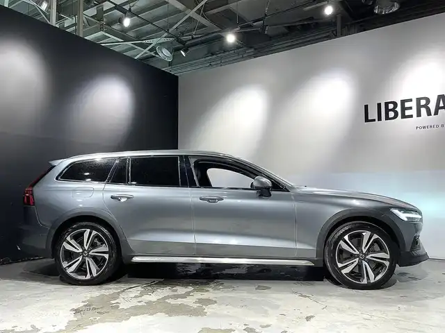ボルボ Ｖ６０ クロスカントリー T5 AWD プロ 道央・札幌 2019(令1)年 2.6万km オスミウムグレーM パノラミックスライディングルーフ/harman/Kardonプレミアムサウンド・オーディオシステム/ファインナッパレザー/純正１９インチAW/電動ランバーサポート（前席）/シートヒーター（前席・後席）/シートエアコン（前席）/ステアリングヒーター/歩行者・サイクリスト・大型動物検知機能（夜間含む）/インターセクション・サポート/（右折時対向車検知機能）/対向車対応機能/ステアリング・サポート（衝突回避支援機能）/パーク・アシスト・パイロット（縦列・並列駐車支援機能）/360度ビューカメラ/被追突時警告機能（静止時ブレーキ維持機能付）/BLIS（ブラインドスポット・インフォメーション・システム）/衝突回避・被害軽減ブレーキ機能付/全車速追従機能付ACC/レーン・チェンジ・マージ・エイド/パワーテールゲート/LEDヘッドライト/オートライト/ETC/・保証書、取扱説明書（有）/・スペアキー×１