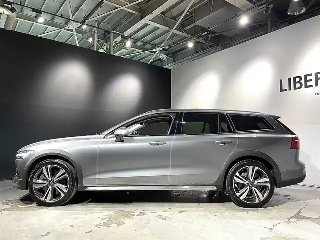 ボルボ Ｖ６０ クロスカントリー T5 AWD プロ 道央・札幌 2019(令1)年 2.6万km オスミウムグレーM パノラミックスライディングルーフ/harman/Kardonプレミアムサウンド・オーディオシステム/ファインナッパレザー/純正１９インチAW/電動ランバーサポート（前席）/シートヒーター（前席・後席）/シートエアコン（前席）/ステアリングヒーター/歩行者・サイクリスト・大型動物検知機能（夜間含む）/インターセクション・サポート/（右折時対向車検知機能）/対向車対応機能/ステアリング・サポート（衝突回避支援機能）/パーク・アシスト・パイロット（縦列・並列駐車支援機能）/360度ビューカメラ/被追突時警告機能（静止時ブレーキ維持機能付）/BLIS（ブラインドスポット・インフォメーション・システム）/衝突回避・被害軽減ブレーキ機能付/全車速追従機能付ACC/レーン・チェンジ・マージ・エイド/パワーテールゲート/LEDヘッドライト/オートライト/ETC/・保証書、取扱説明書（有）/・スペアキー×１