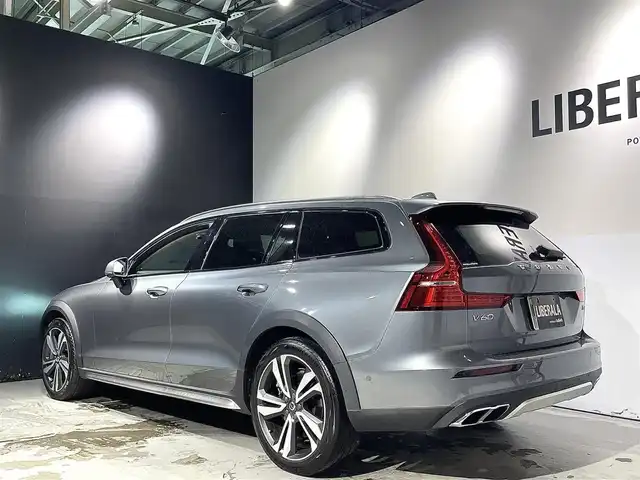 ボルボ Ｖ６０ クロスカントリー T5 AWD プロ 道央・札幌 2019(令1)年 2.6万km オスミウムグレーM パノラミックスライディングルーフ/harman/Kardonプレミアムサウンド・オーディオシステム/ファインナッパレザー/純正１９インチAW/電動ランバーサポート（前席）/シートヒーター（前席・後席）/シートエアコン（前席）/ステアリングヒーター/歩行者・サイクリスト・大型動物検知機能（夜間含む）/インターセクション・サポート/（右折時対向車検知機能）/対向車対応機能/ステアリング・サポート（衝突回避支援機能）/パーク・アシスト・パイロット（縦列・並列駐車支援機能）/360度ビューカメラ/被追突時警告機能（静止時ブレーキ維持機能付）/BLIS（ブラインドスポット・インフォメーション・システム）/衝突回避・被害軽減ブレーキ機能付/全車速追従機能付ACC/レーン・チェンジ・マージ・エイド/パワーテールゲート/LEDヘッドライト/オートライト/ETC/・保証書、取扱説明書（有）/・スペアキー×１
