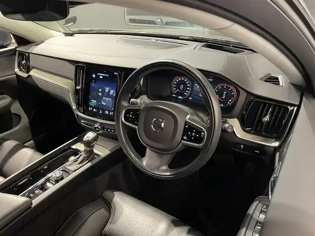 ボルボ Ｖ６０ クロスカントリー T5 AWD プロ 道央・札幌 2019(令1)年 2.6万km オスミウムグレーM パノラミックスライディングルーフ/harman/Kardonプレミアムサウンド・オーディオシステム/ファインナッパレザー/純正１９インチAW/電動ランバーサポート（前席）/シートヒーター（前席・後席）/シートエアコン（前席）/ステアリングヒーター/歩行者・サイクリスト・大型動物検知機能（夜間含む）/インターセクション・サポート/（右折時対向車検知機能）/対向車対応機能/ステアリング・サポート（衝突回避支援機能）/パーク・アシスト・パイロット（縦列・並列駐車支援機能）/360度ビューカメラ/被追突時警告機能（静止時ブレーキ維持機能付）/BLIS（ブラインドスポット・インフォメーション・システム）/衝突回避・被害軽減ブレーキ機能付/全車速追従機能付ACC/レーン・チェンジ・マージ・エイド/パワーテールゲート/LEDヘッドライト/オートライト/ETC/・保証書、取扱説明書（有）/・スペアキー×１