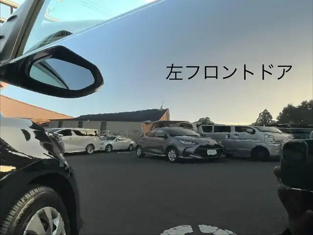 トヨタ ヤリス X 三重県 2022(令4)年 5.6万km ブラック 純正7インチディスプレイオーディオ/（ナビ/FM/AM/Bluetooth/USB/Miracast)/ETC/バックカメラ/スマートエントリー/スタートシステム/トヨタセーフティセンス（衝突回避支援パッケージ）/・プリクラッシュセフティ/・レーンディパーチャーアラート/・オートマチックハイビーム/・ロードサインアシスト/・セカンダリーコリジョンブレーキ/・先行車発進告知機能/ステアリングスイッチ/ヘッドレスト一体型ブラックファブリックシート/シートリフター(運転席)/電動格納ミラー/フロアマット/スペアタイヤ