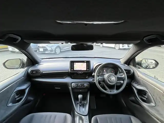 トヨタ ヤリス X 三重県 2022(令4)年 5.6万km ブラック 純正7インチディスプレイオーディオ/（ナビ/FM/AM/Bluetooth/USB/Miracast)/ETC/バックカメラ/スマートエントリー/スタートシステム/トヨタセーフティセンス（衝突回避支援パッケージ）/・プリクラッシュセフティ/・レーンディパーチャーアラート/・オートマチックハイビーム/・ロードサインアシスト/・セカンダリーコリジョンブレーキ/・先行車発進告知機能/ステアリングスイッチ/ヘッドレスト一体型ブラックファブリックシート/シートリフター(運転席)/電動格納ミラー/フロアマット/スペアタイヤ