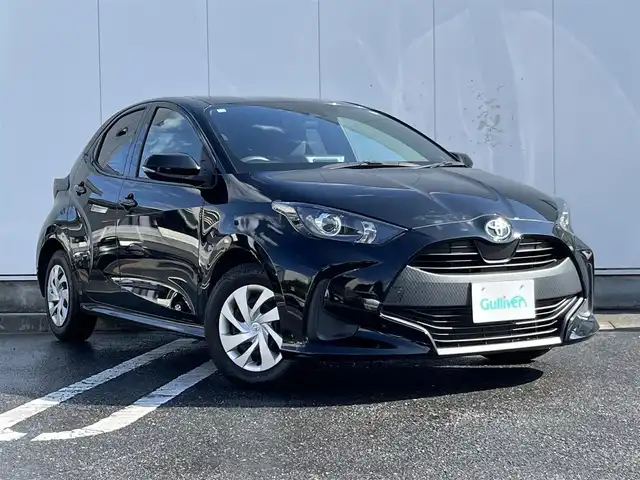 トヨタ ヤリス X 三重県 2022(令4)年 5.6万km ブラック 純正7インチディスプレイオーディオ/（ナビ/FM/AM/Bluetooth/USB/Miracast)/ETC/バックカメラ/スマートエントリー/スタートシステム/トヨタセーフティセンス（衝突回避支援パッケージ）/・プリクラッシュセフティ/・レーンディパーチャーアラート/・オートマチックハイビーム/・ロードサインアシスト/・セカンダリーコリジョンブレーキ/・先行車発進告知機能/ステアリングスイッチ/ヘッドレスト一体型ブラックファブリックシート/シートリフター(運転席)/電動格納ミラー/フロアマット/スペアタイヤ