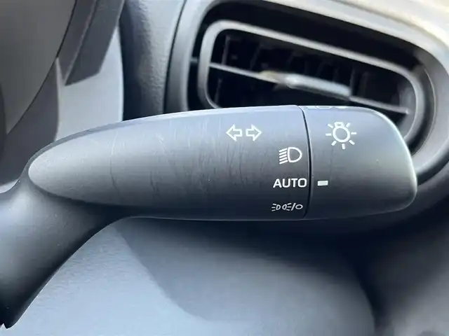 トヨタ ヤリス X 三重県 2022(令4)年 5.6万km ブラック 純正7インチディスプレイオーディオ/（ナビ/FM/AM/Bluetooth/USB/Miracast)/ETC/バックカメラ/スマートエントリー/スタートシステム/トヨタセーフティセンス（衝突回避支援パッケージ）/・プリクラッシュセフティ/・レーンディパーチャーアラート/・オートマチックハイビーム/・ロードサインアシスト/・セカンダリーコリジョンブレーキ/・先行車発進告知機能/ステアリングスイッチ/ヘッドレスト一体型ブラックファブリックシート/シートリフター(運転席)/電動格納ミラー/フロアマット/スペアタイヤ