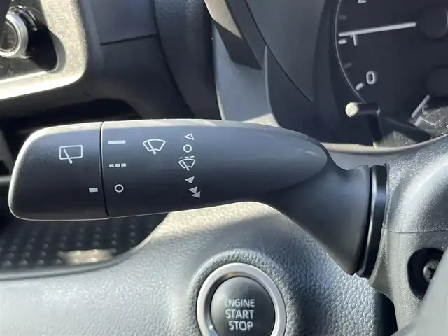 トヨタ ヤリス X 三重県 2022(令4)年 5.6万km ブラック 純正7インチディスプレイオーディオ/（ナビ/FM/AM/Bluetooth/USB/Miracast)/ETC/バックカメラ/スマートエントリー/スタートシステム/トヨタセーフティセンス（衝突回避支援パッケージ）/・プリクラッシュセフティ/・レーンディパーチャーアラート/・オートマチックハイビーム/・ロードサインアシスト/・セカンダリーコリジョンブレーキ/・先行車発進告知機能/ステアリングスイッチ/ヘッドレスト一体型ブラックファブリックシート/シートリフター(運転席)/電動格納ミラー/フロアマット/スペアタイヤ