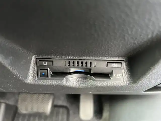 トヨタ ヤリス X 三重県 2022(令4)年 5.6万km ブラック 純正7インチディスプレイオーディオ/（ナビ/FM/AM/Bluetooth/USB/Miracast)/ETC/バックカメラ/スマートエントリー/スタートシステム/トヨタセーフティセンス（衝突回避支援パッケージ）/・プリクラッシュセフティ/・レーンディパーチャーアラート/・オートマチックハイビーム/・ロードサインアシスト/・セカンダリーコリジョンブレーキ/・先行車発進告知機能/ステアリングスイッチ/ヘッドレスト一体型ブラックファブリックシート/シートリフター(運転席)/電動格納ミラー/フロアマット/スペアタイヤ