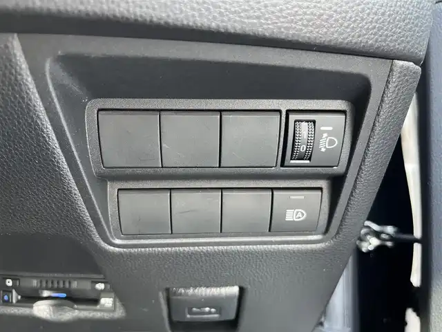 トヨタ ヤリス X 三重県 2022(令4)年 5.6万km ブラック 純正7インチディスプレイオーディオ/（ナビ/FM/AM/Bluetooth/USB/Miracast)/ETC/バックカメラ/スマートエントリー/スタートシステム/トヨタセーフティセンス（衝突回避支援パッケージ）/・プリクラッシュセフティ/・レーンディパーチャーアラート/・オートマチックハイビーム/・ロードサインアシスト/・セカンダリーコリジョンブレーキ/・先行車発進告知機能/ステアリングスイッチ/ヘッドレスト一体型ブラックファブリックシート/シートリフター(運転席)/電動格納ミラー/フロアマット/スペアタイヤ