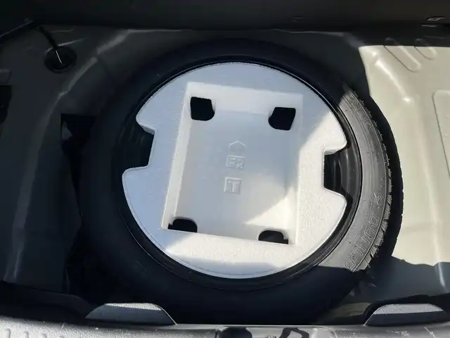 トヨタ ヤリス X 三重県 2022(令4)年 5.6万km ブラック 純正7インチディスプレイオーディオ/（ナビ/FM/AM/Bluetooth/USB/Miracast)/ETC/バックカメラ/スマートエントリー/スタートシステム/トヨタセーフティセンス（衝突回避支援パッケージ）/・プリクラッシュセフティ/・レーンディパーチャーアラート/・オートマチックハイビーム/・ロードサインアシスト/・セカンダリーコリジョンブレーキ/・先行車発進告知機能/ステアリングスイッチ/ヘッドレスト一体型ブラックファブリックシート/シートリフター(運転席)/電動格納ミラー/フロアマット/スペアタイヤ