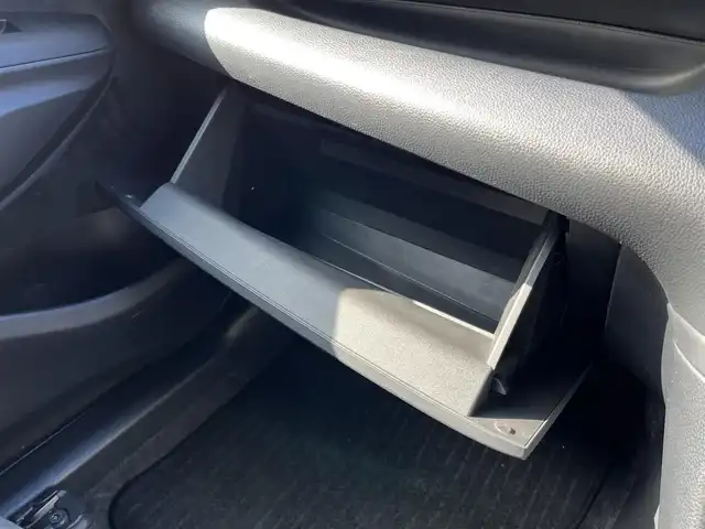 トヨタ ヤリス X 三重県 2022(令4)年 5.6万km ブラック 純正7インチディスプレイオーディオ/（ナビ/FM/AM/Bluetooth/USB/Miracast)/ETC/バックカメラ/スマートエントリー/スタートシステム/トヨタセーフティセンス（衝突回避支援パッケージ）/・プリクラッシュセフティ/・レーンディパーチャーアラート/・オートマチックハイビーム/・ロードサインアシスト/・セカンダリーコリジョンブレーキ/・先行車発進告知機能/ステアリングスイッチ/ヘッドレスト一体型ブラックファブリックシート/シートリフター(運転席)/電動格納ミラー/フロアマット/スペアタイヤ